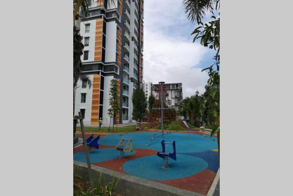Timurbay Studio Apartment Facing Beautiful Beach Куантан Екстериор снимка