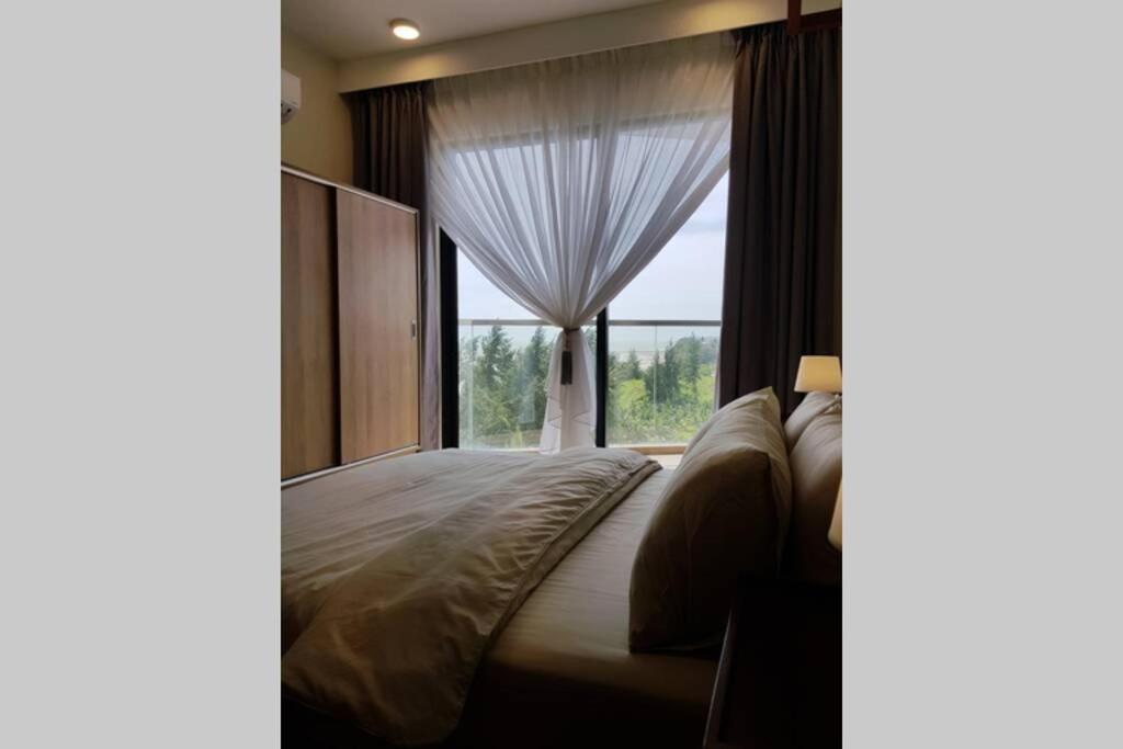 Timurbay Studio Apartment Facing Beautiful Beach Куантан Екстериор снимка