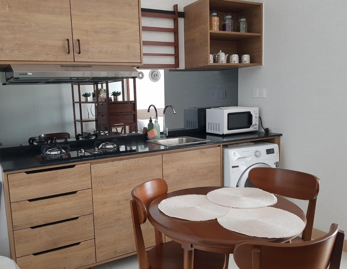 Timurbay Studio Apartment Facing Beautiful Beach Куантан Екстериор снимка